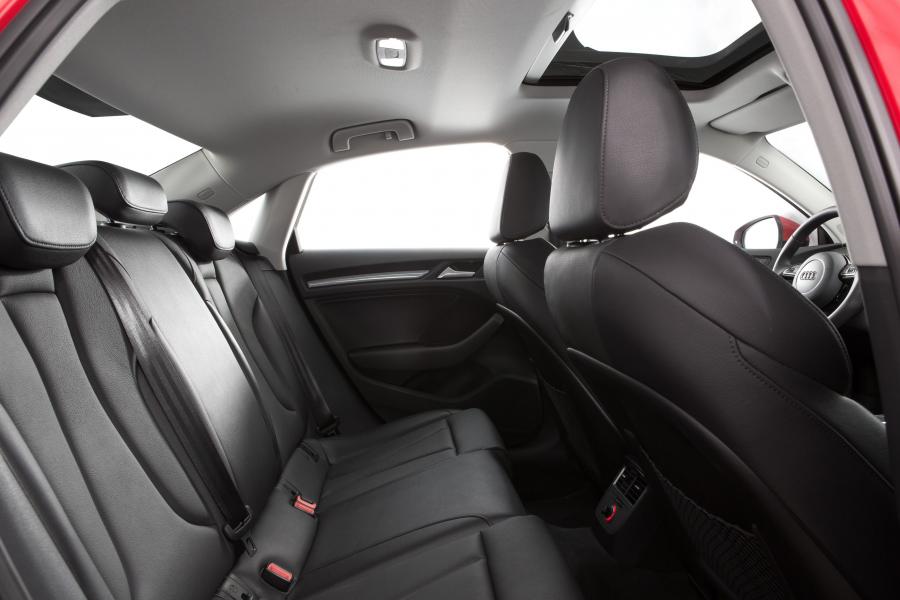 Интерьер Audi A3 Sedan 1.8 T (8V) 2014 года  (фото 10 из 30)